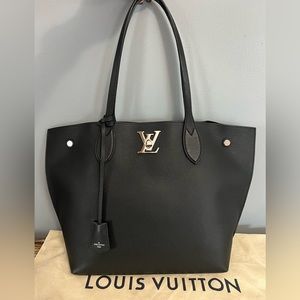 💯 Authentic Louis Vuitton LockMe Go Tote